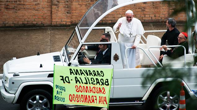 Papa Francisco no papamóvel após celebrar missa em Aparecida do Norte