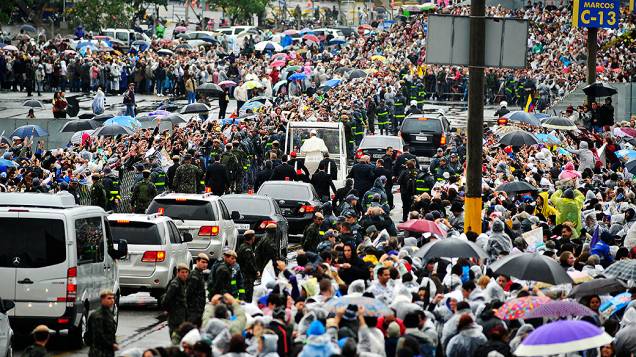 Multidão na saída do papa Francisco da Basílica de Nossa Senhora Aparecida