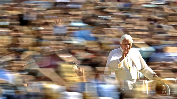 Papa Bento XVI em sua aparição semanal na Praça de São Pedro, no Vaticano