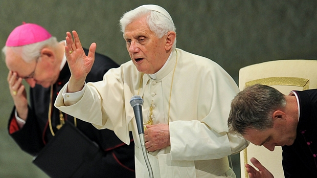 Papa Bento XVI abençoa pessoas reunidas no Vaticano