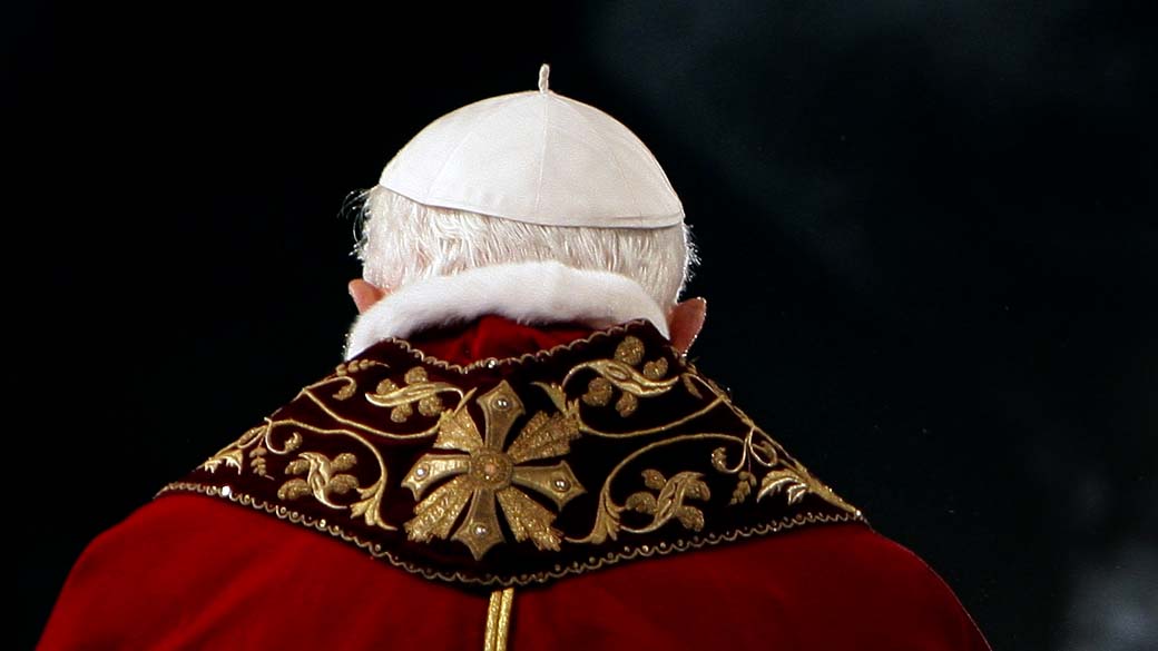 O Papa Bento XVI participa da Via-Sacra no Coliseu, em Roma, Itália. A Via Sacra é uma representação das horas finais de Jesus para os católicos do mundo inteiro