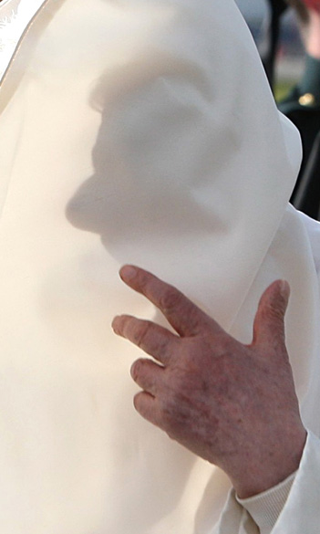 Papa Bento XVI chega à Grã-Bretanha na primeira visita de um pontífice ao país em 28 anos
