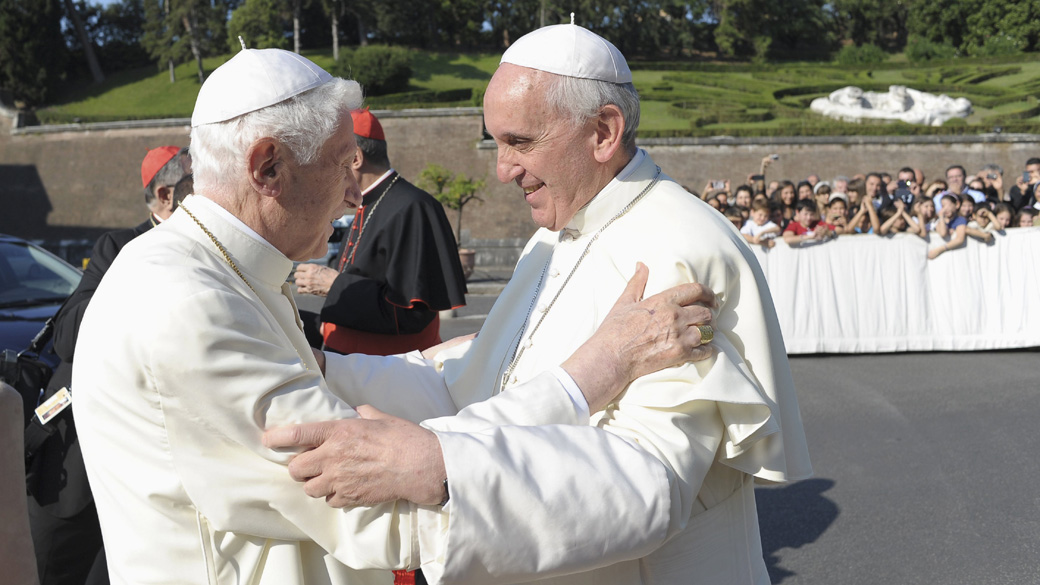 Papa Francisco encontra com o Papa emérito Bento XVI, em cerimônia no Vaticano. Na sexta-feira (5) foi publicada a primeira encíclica do novo pontificado com uma mensagem sobre a importância da fé cristã