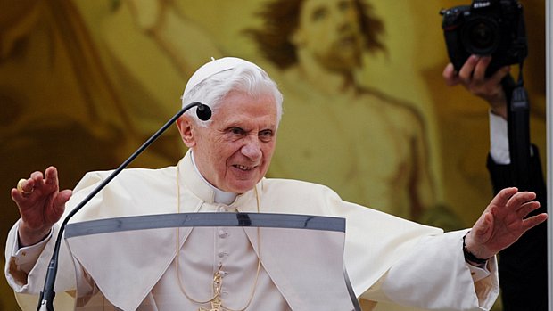 Bento XVI falou diante de centenas de peregrinos em Castel Gandolfo, sua residência próxima a Roma, onde ele passa as férias