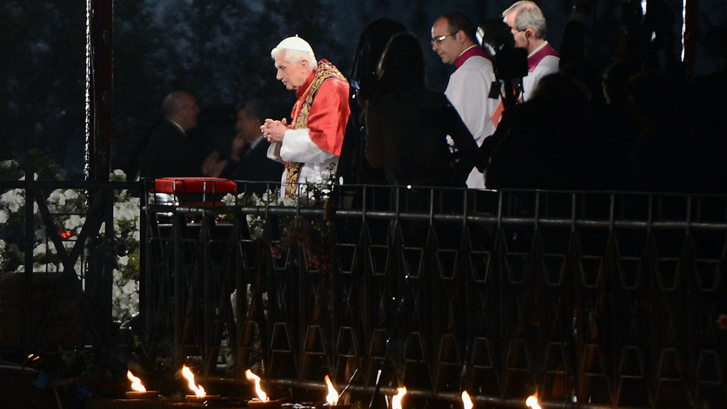 Papa Bento XVI durante via sacra, que percorreu do Vaticano até o Coliseu, em Roma