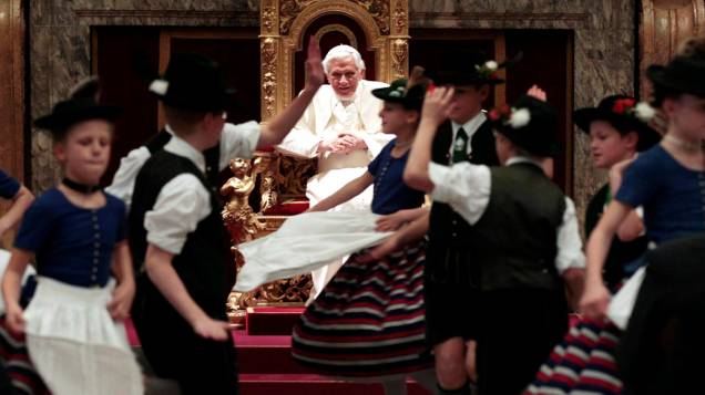 Crianças dançam para o Papa Bento XVI, que comemora nesta segunda-feira seu 85º aniversário. A celebração é no Vaticano