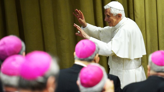 O papa Bento 16 participa de reunião com os bispos, no Vaticano
