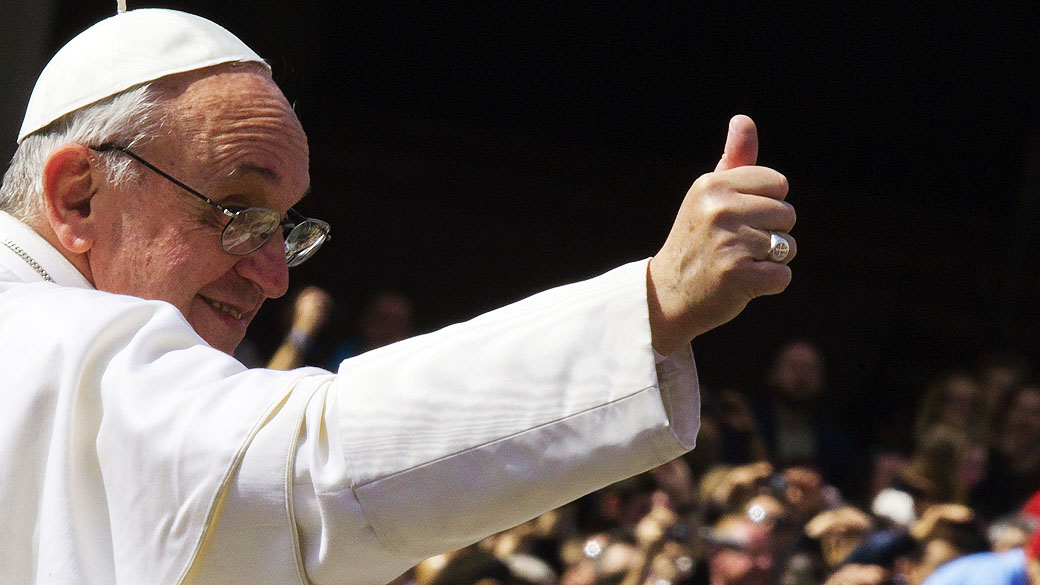 Papa Francisco celebra procissão de Domingo de Ramos no Vaticano