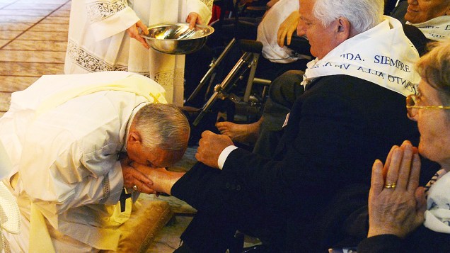 Papa Francisco beija pé de um homem durante cerimônia de lava-pés em uma visita a um centro para pessoas com deficiência em Roma, nesta quinta-feira (17)