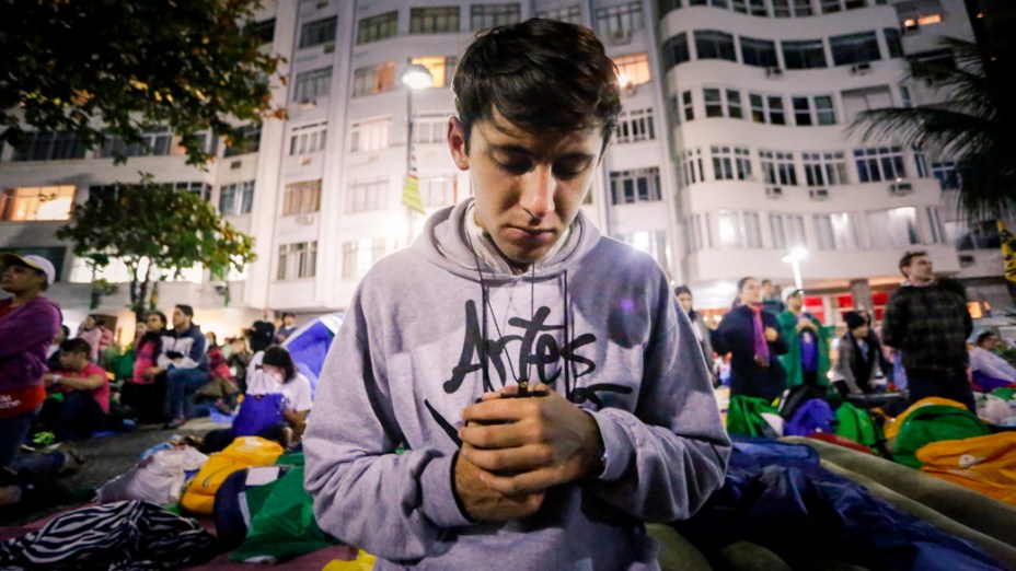 Peregrinos passam a noite na praia de Copacabana, em 27/07/2013