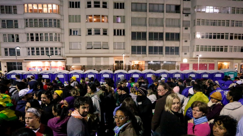 Fiéis enfrentam filas para utilizar banheiros químicos no Rio de Janeiro