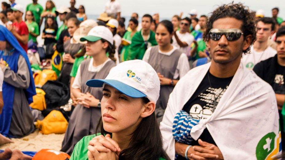 Peregrinos na praia de Copacabana durante a JMJ 2013