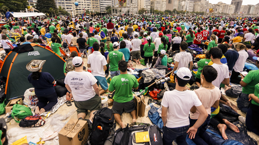 Peregrinos na praia de Copacabana durante a JMJ 2013