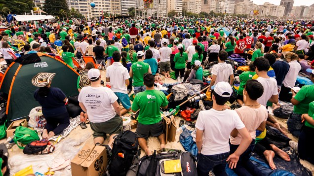Peregrinos na praia de Copacabana durante a JMJ 2013