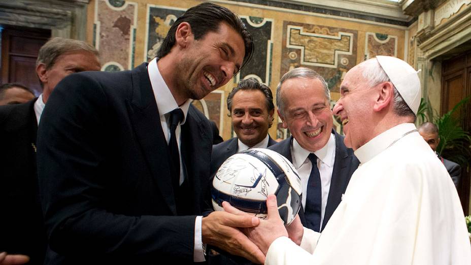 Capitão da Itália, goleiro Buffon com o Papa Francisco durante visita das seleções de Argentina e Itália<br> 