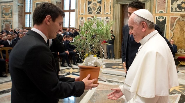 O Papa Francisco recebe presente de Lionel Messi nesta terça-feira (13) no Vaticano