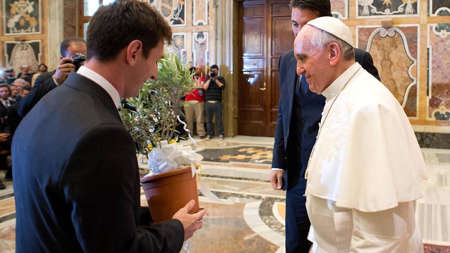 O Papa Francisco recebe presente de Lionel Messi nesta terça-feira (13) no Vaticano