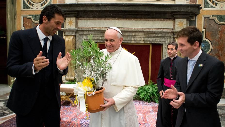 O Papa Francisco recebe presente de Lionel Messi nesta terça-feira (13) no Vaticano