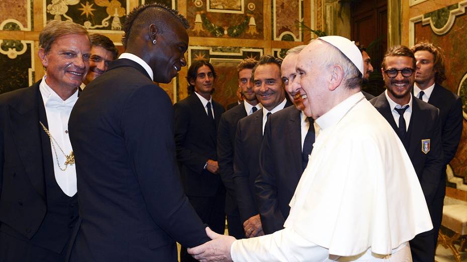 Papa conversa com o polêmico atacante Mario Balotelli, astro do time italiano durante visita das seleções de Argentina e Itália