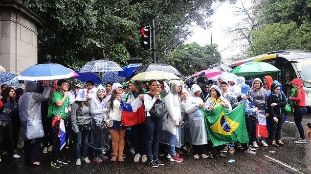Peregrinos aguardam papa Francisco no Palácio da Cidade, sede da prefeitura do Rio