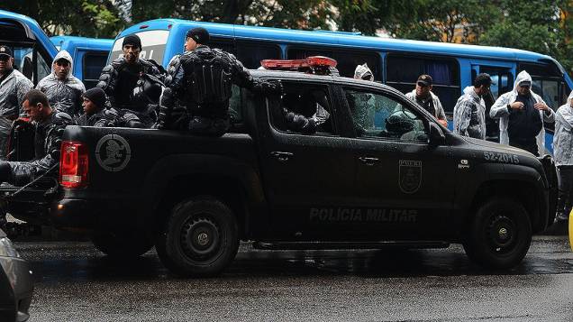 Policiais na sede da Prefeitura do Rio de Janeiro durante a visita do papa Francisco