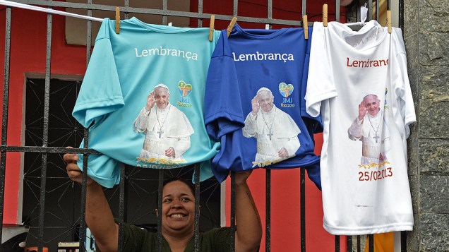 Camisetas com a imagem do papa Francisco são vendidas na favela Varginha