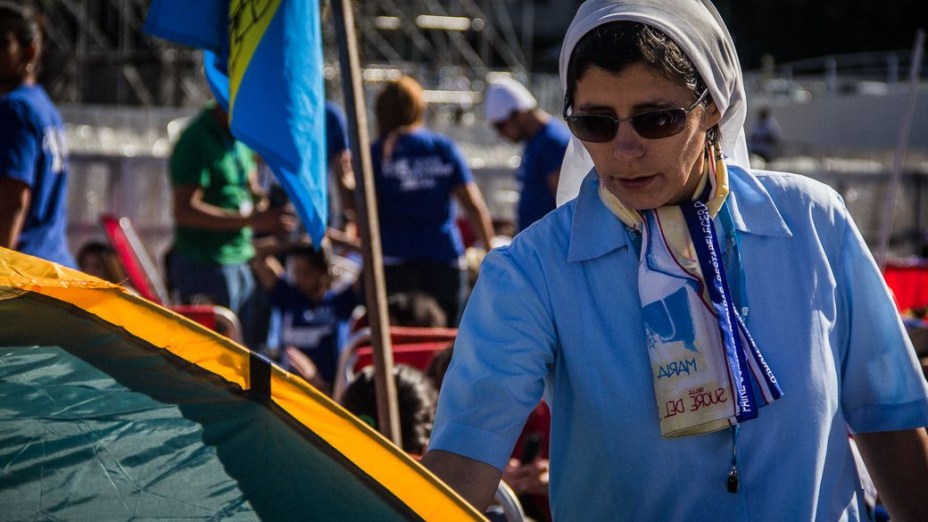 Movimentação de fiéis na praia de Copacabana