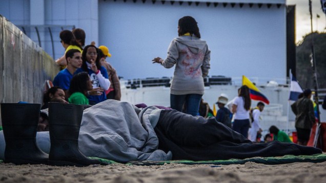 Peregrinos montando acampamento na praia de Copacabana na manhã desta sexta-feira