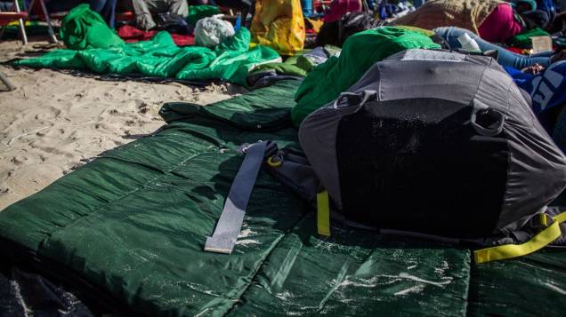 Peregrinos montando acampamento na praia de Copacabana na manhã desta sexta-feira