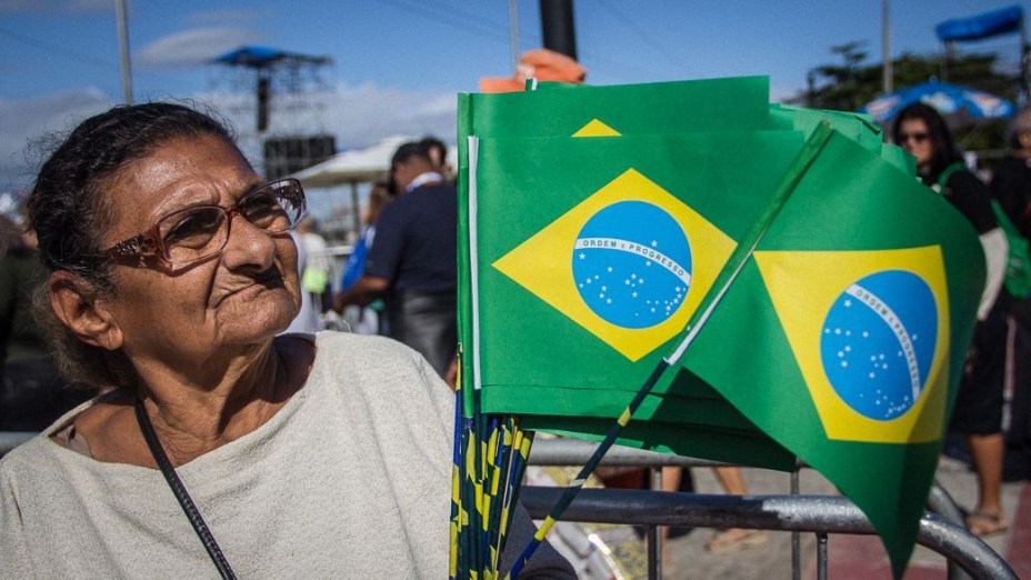 Peregrinos na praia de Copacabana durante a Jornada Mundial da Juventude