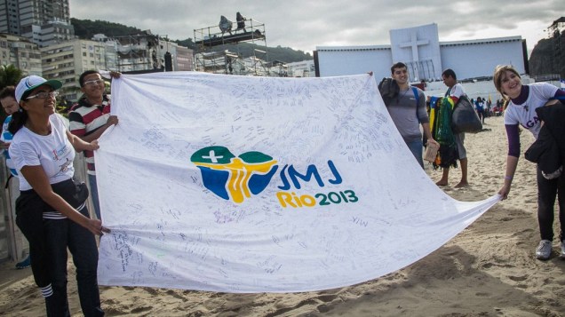 Peregrinos na praia de Copacabana durante a Jornada Mundial da Juventude