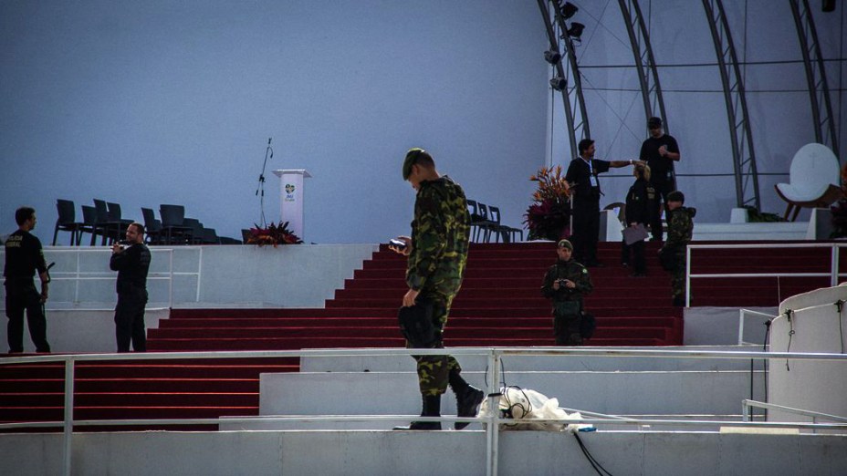 Preparativos na praia de Copacabana para a visita do Papa Francisco