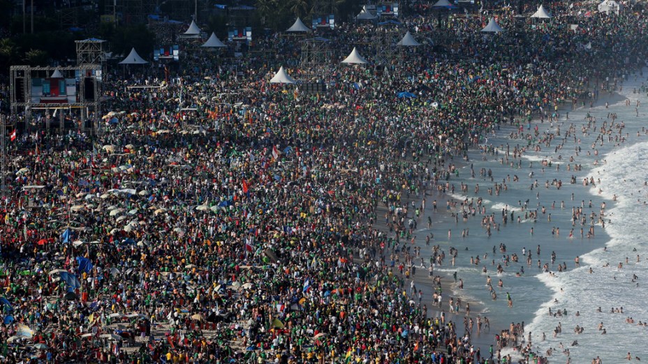 Praia de Copacabana lotada durante a Jornada Mundial da Juventude, em 27/07/2013