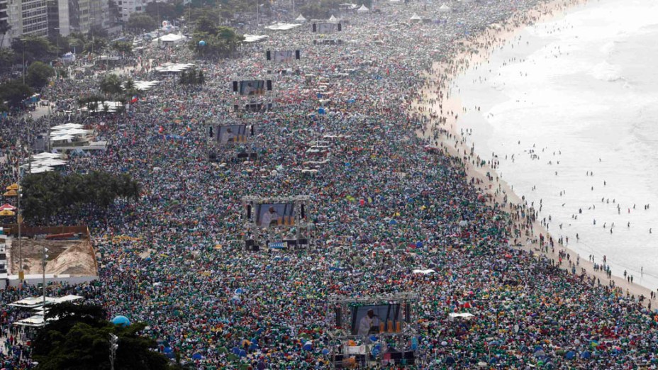 Fiéis lotam praia de Copacabana durante a JMJ 2013