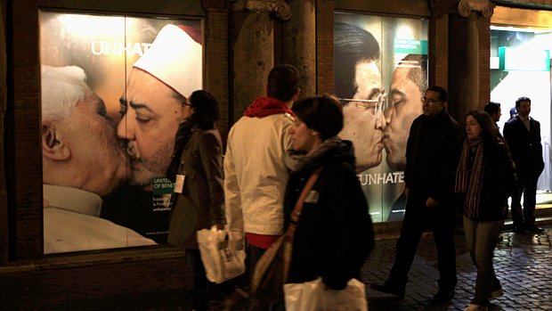 Fotomontagem de nova campanha da Benetton estampa beijo de papa e imã em Roma