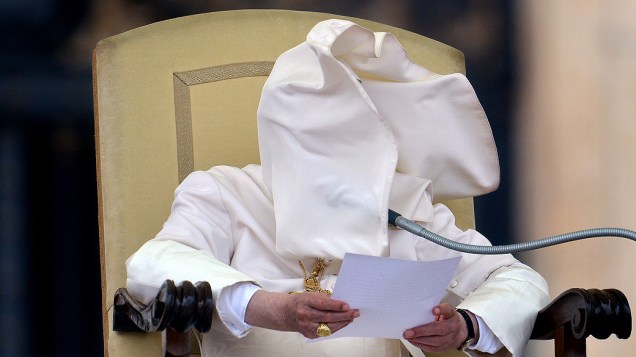 Vento forte levantou parte da vestimenta do Papa Bento XVI, que ficou com rosto encoberto em audiência no Vaticano