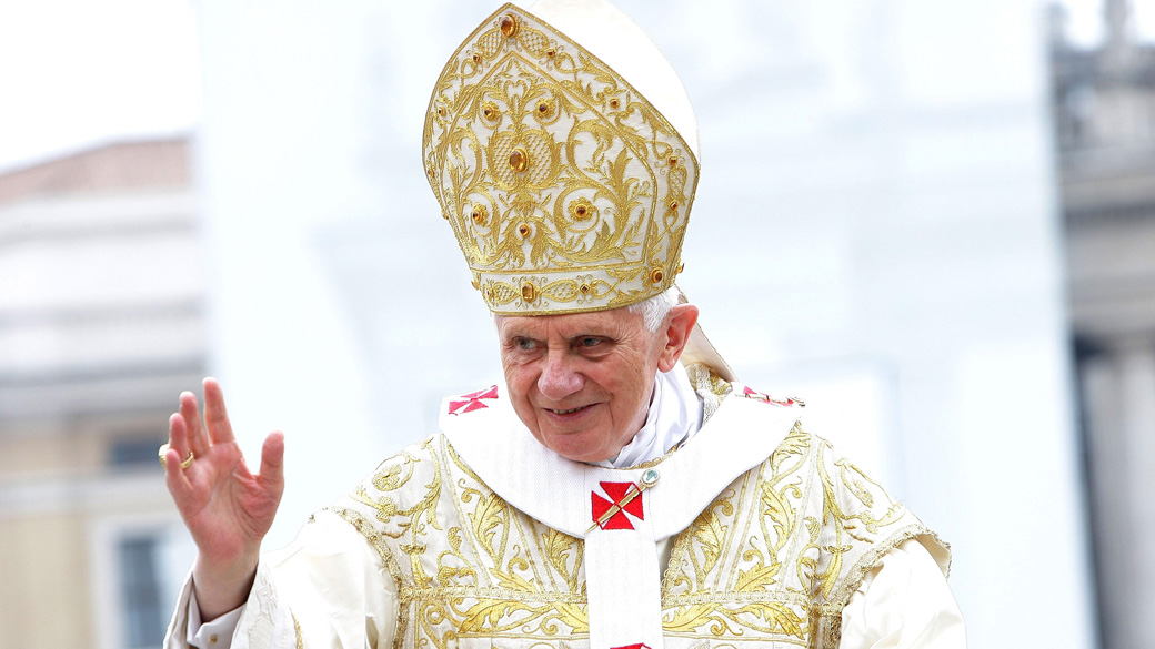 Papa Bento XVI na praça São Pedro, antes do início da missa de Páscoa no Vaticano