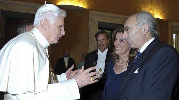 Bento XVI com o ex-presidente do Banco do Vaticano Ettore Gotti Tedeschi