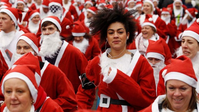 Corrida divertida com o tema de Papai Noel para várias instituições de caridade no Parque Greenwich em Londres