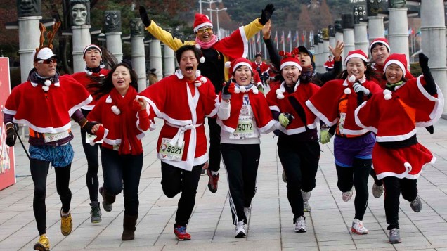 Participantes em trajes de Papai Noel correm para ajudar os pobres ao redor do Parque Olímpico em Seul, Coreia do Sul