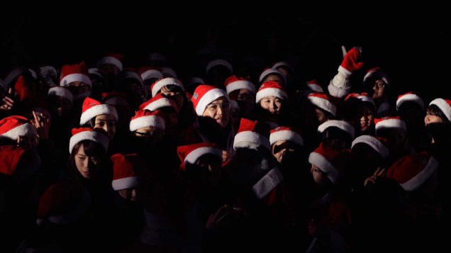 Coreanos usam roupas de Papai Noel para promover o Natal em um evento de caridade em Seul, Coreia do Sul