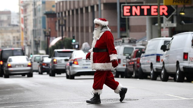 Papai Noel anda por rua de Nova York, nos Estados Unidos