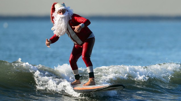Na Califórnia, homem surfa vestido de Papai Noel