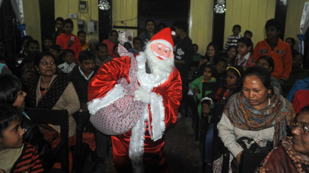 Papai Noel distribui chocolates em Siliguri, na Índia
