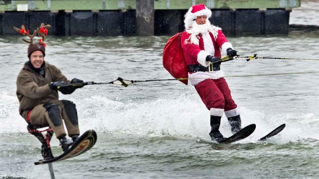 Papai Noel pratica esqui aquático em Washington, nos Estados Unidos