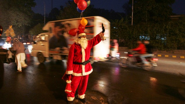 Papai Noel organiza o trânsito em Lahore, no Paquistão