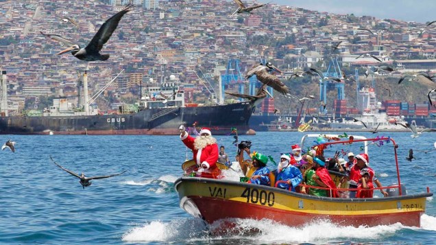 Papai Noel anda de barco em Valparaiso, no Chile