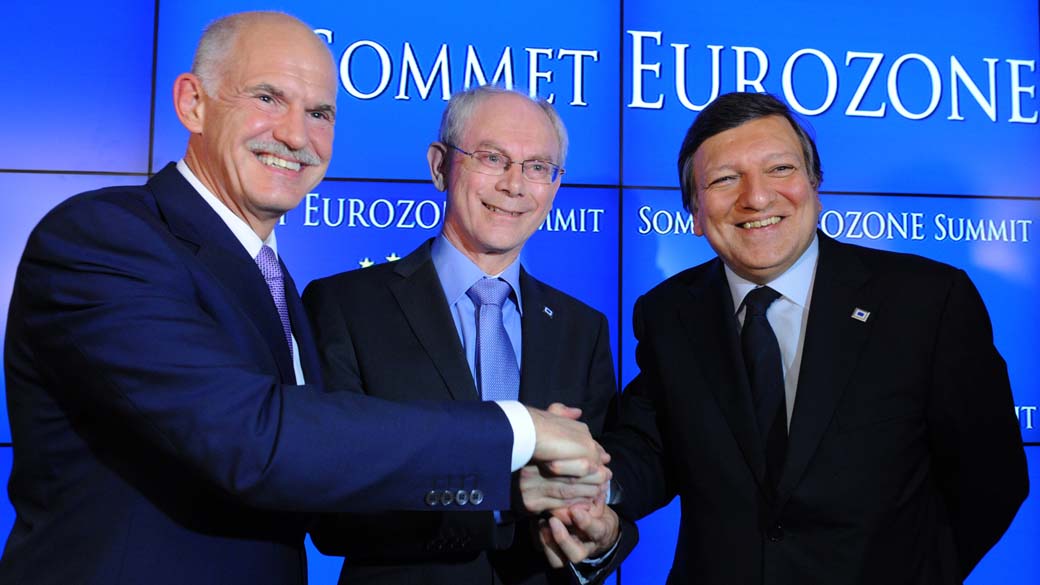 O primeiro-ministro grego George Papandreou, o presidente do Conselho Europeu Herman Van Rompuy e presidente da Comissão Europeia José Manuel Barroso, na sede do Conselho Europeu em Bruxelas