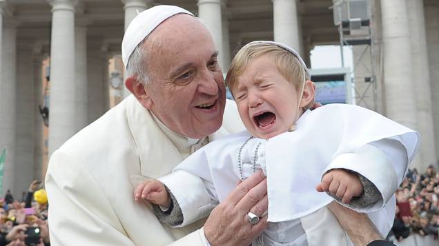 Francisco beija menino vestido de papa após a sua homilia na Praça de São Pedro, no Vaticano