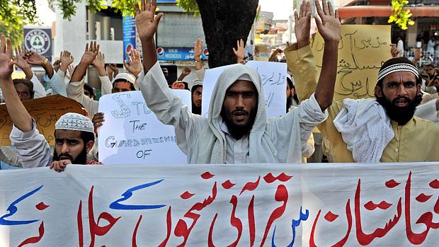 Paquistaneses protestam contra a queima do Corão